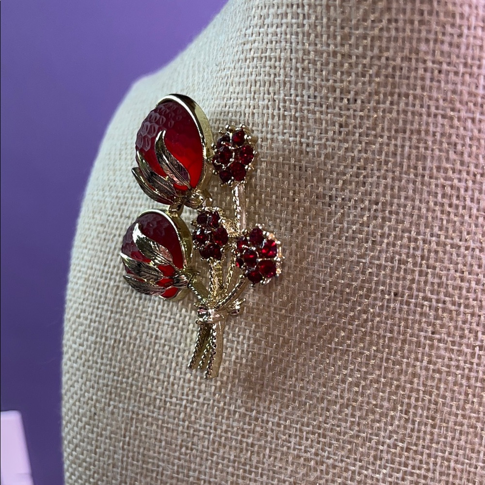 1960s Sarah Coventry vintage brooch red strawberries pin goldtone metal marked - Picture 6 of 11